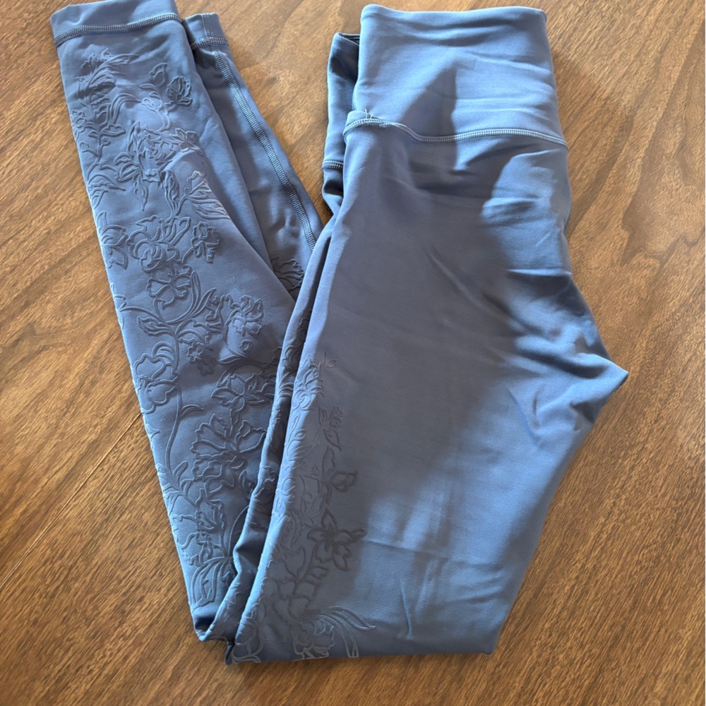 Lulu size 6 legging blue or grey color